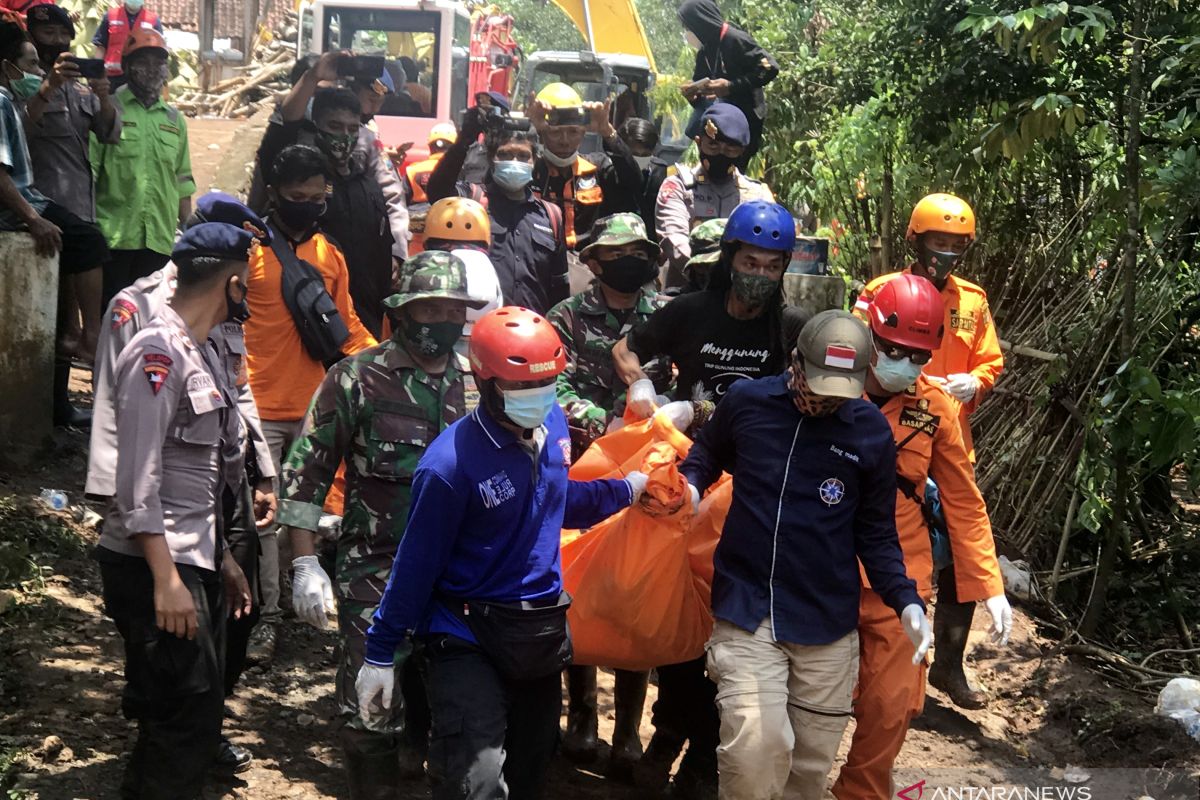 Petugas evakuasi tiga korban jiwa tanah longsor Nganjuk