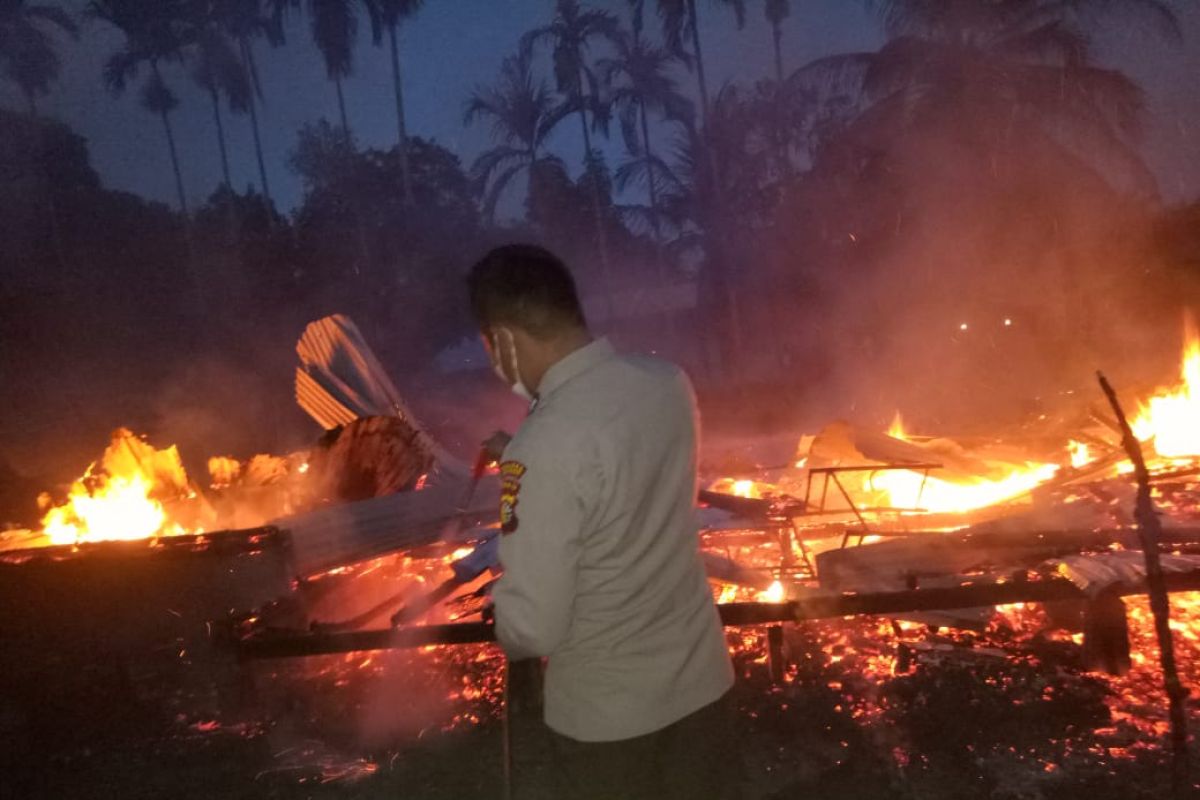 Arus pendek listrik, satu rumah di Meranti ludes terbakar