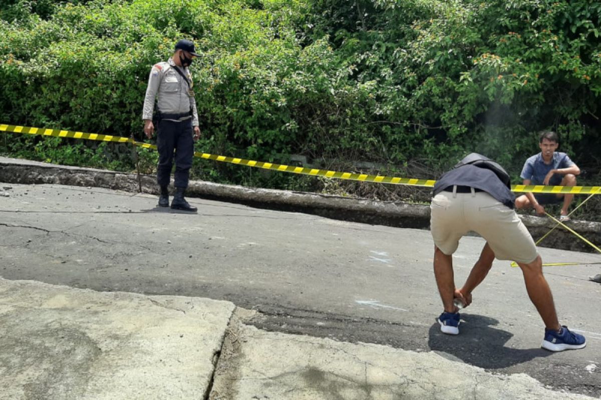 Jalan menuju objek wisata Gunung Tunak Lombok Tengah amblas