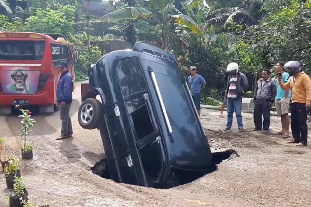 Minibus terperosok ke gorong-gorong yang tiba-tiba ambles di Wonosobo