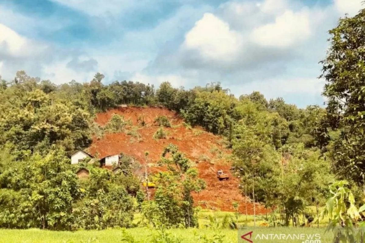 SAR evakuasi satu korban longsor Nganjuk hari keempat pencarian