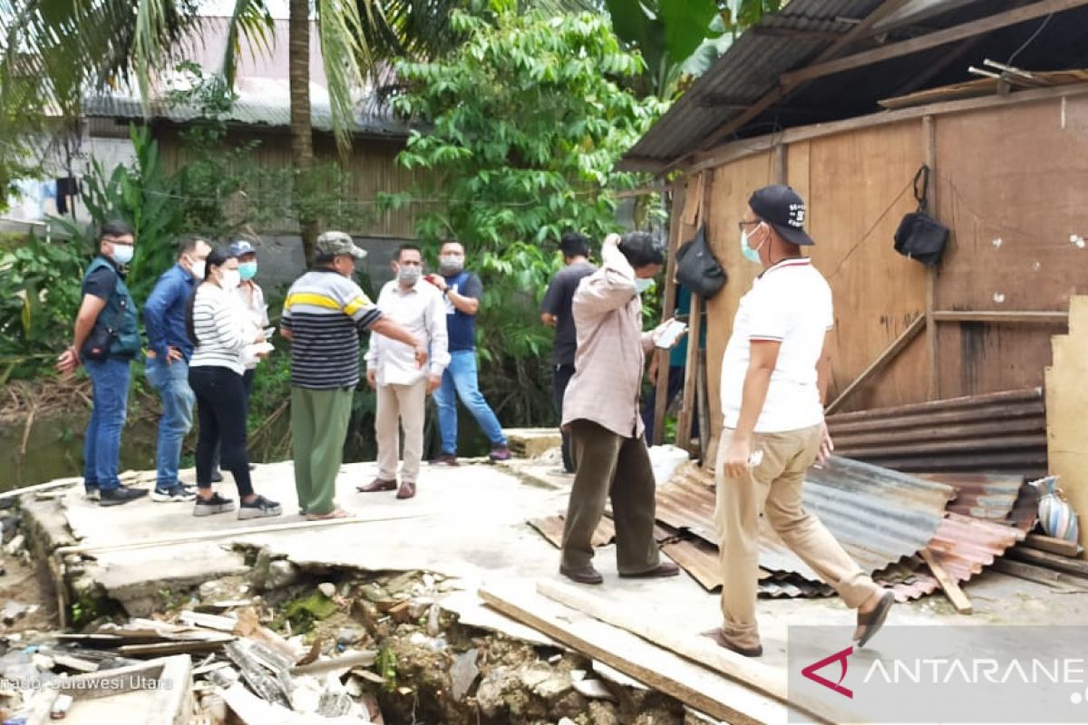 Sekretaris Komisi I DPRD Manado Turlap periksa penyebab banjir di Malendeng