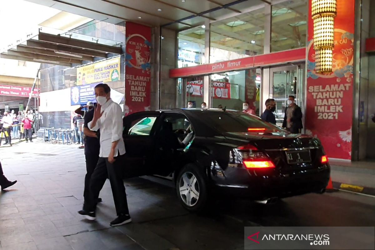 Presiden tinjau vaksinasi pedagang di Pasar Tanah Abang