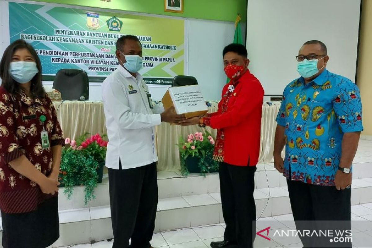 Disdik Papua serahkan bantuan buku ke Kanwil Kementerian Agama