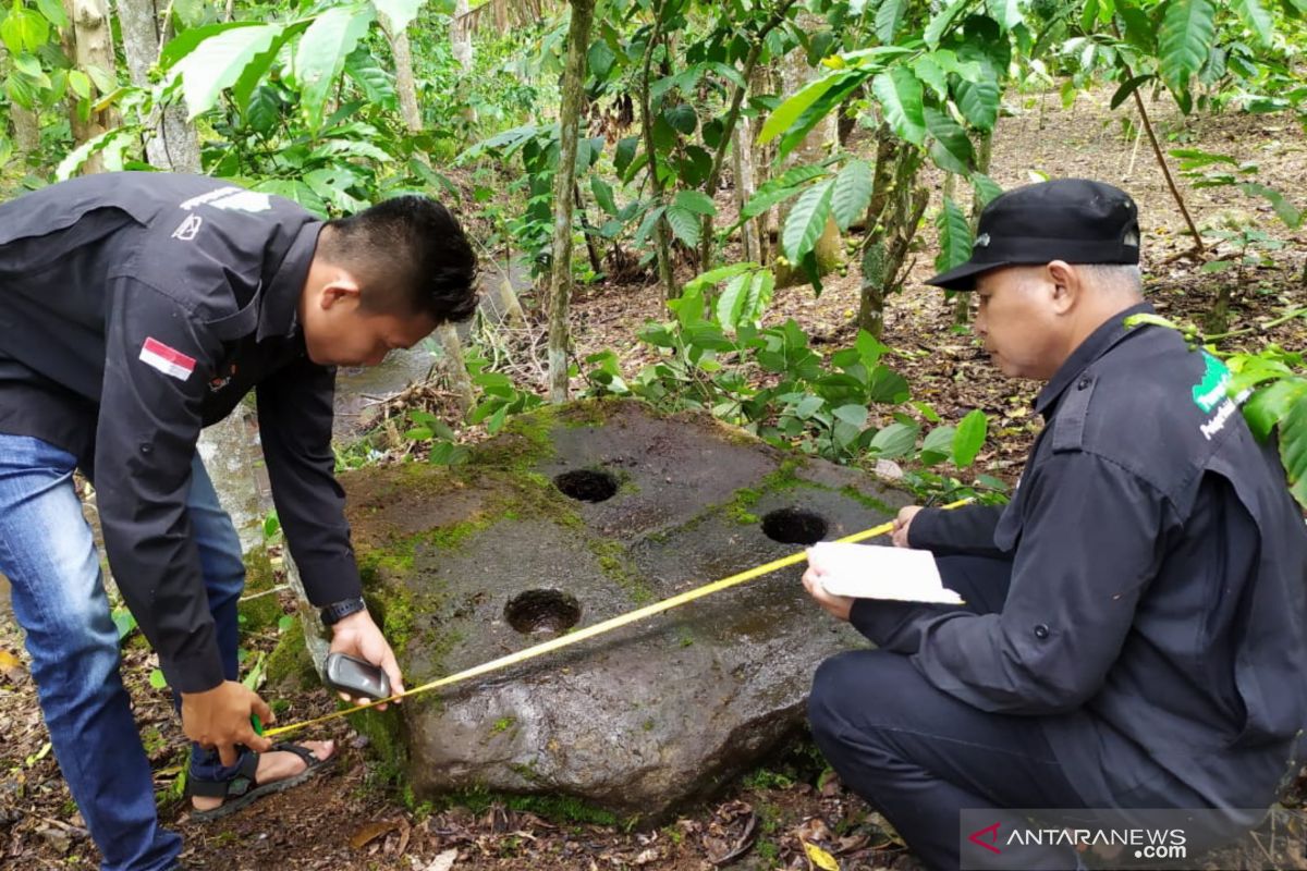 Pegiat kebudayaan di lahat cek temuan lumpang batu masa  megalitikum