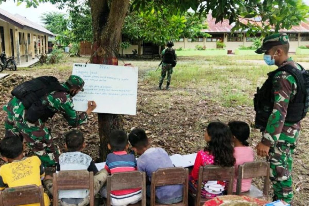 Satgas TNI Yonif Raider 100/PS beri bimbingan belajar anak di perbatasan RI-PNG