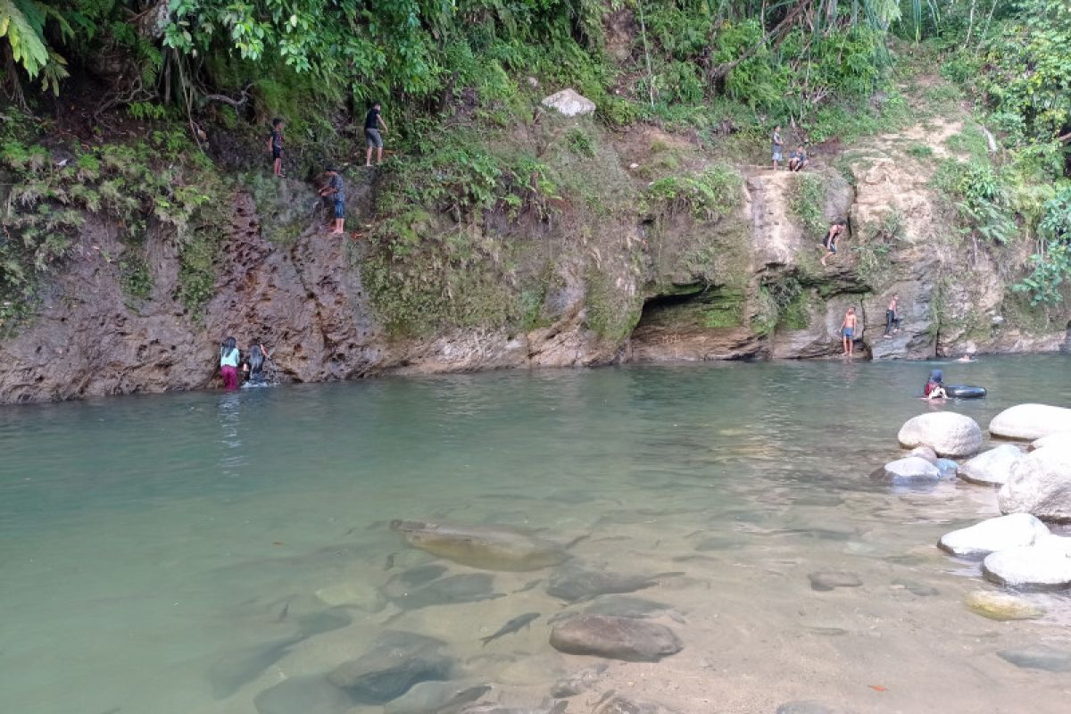 Keseruan berwisata ke Pemandian Lori  Lubuk Minturan Padang