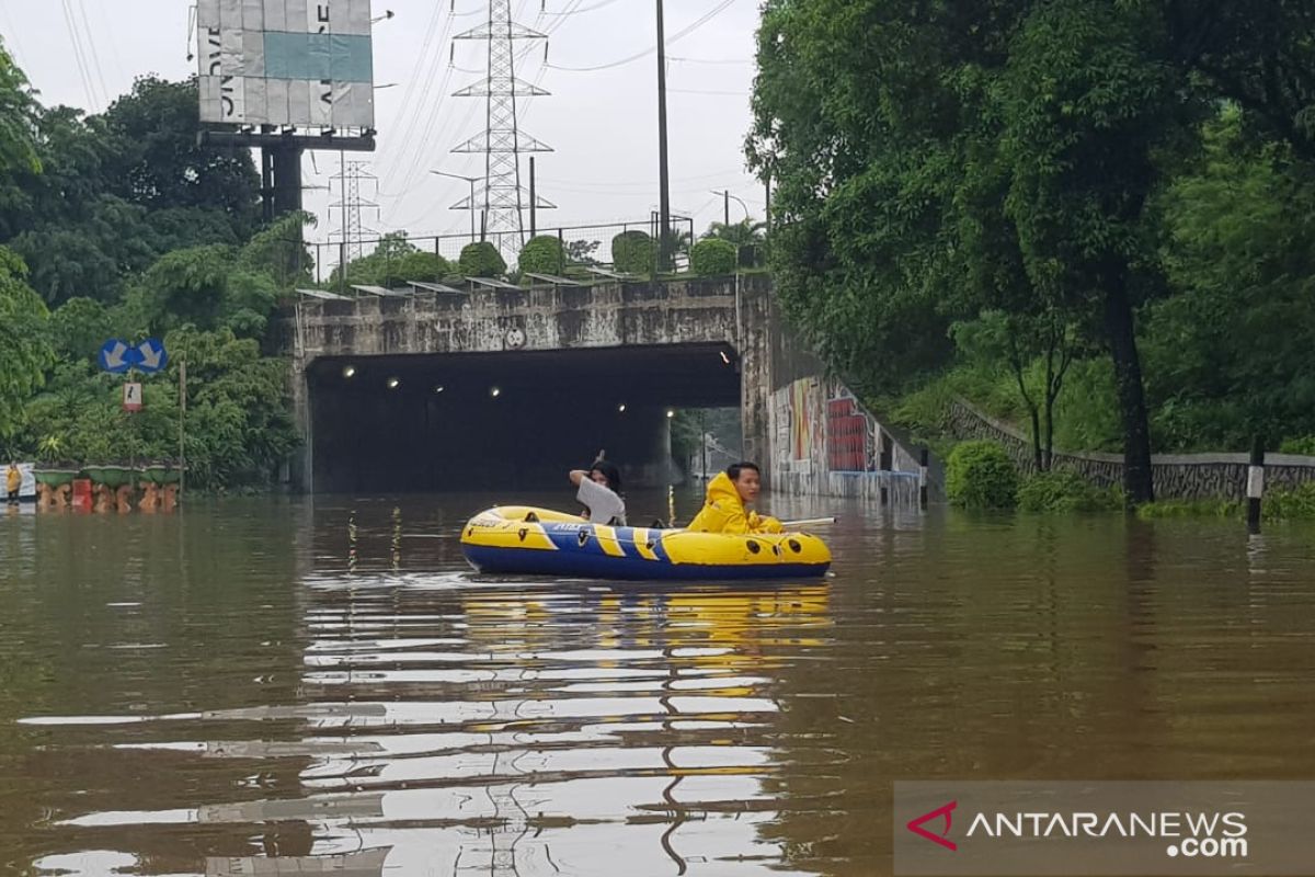 Polisi alihkan arus kendaraan di Jalan DI Panjaitan akibat banjir