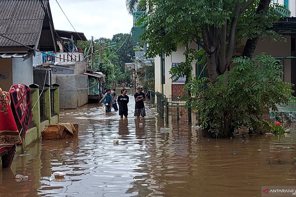 Minggu sore, sebagian rumah di Cipinang Melayu  masih tergenang air