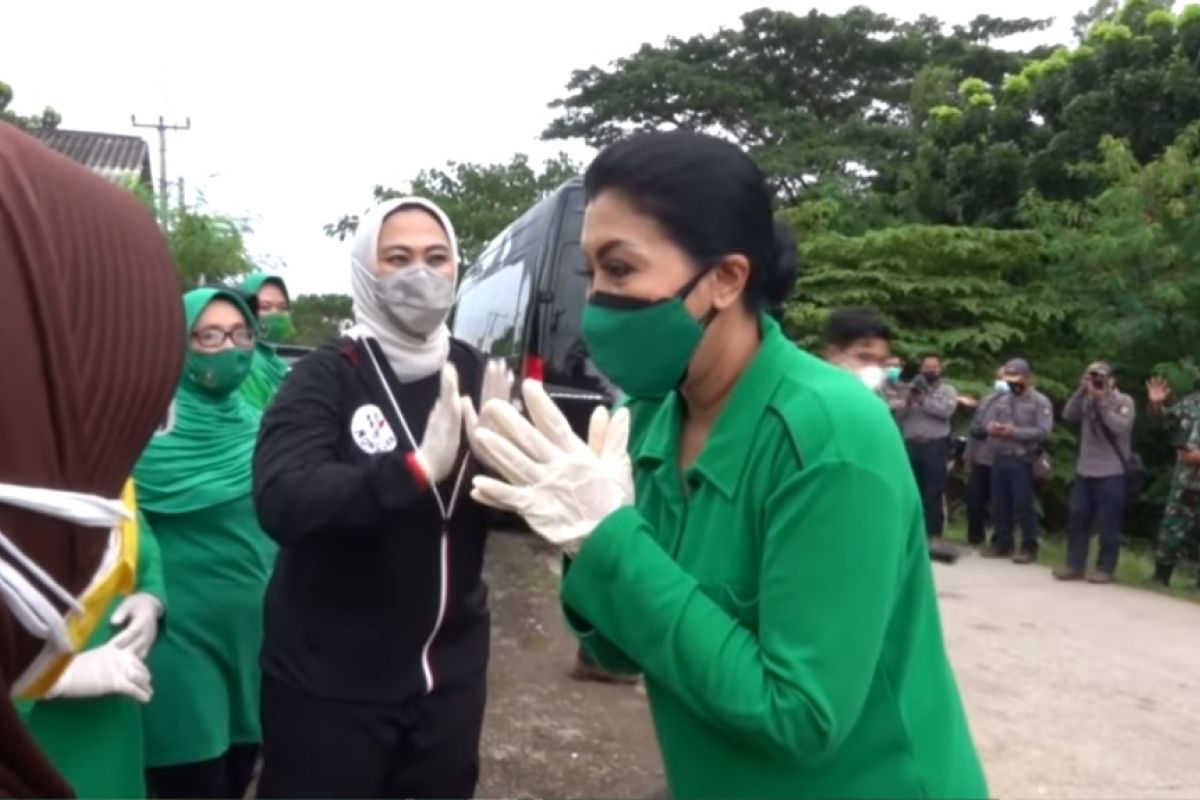 Ketua Umum Persit KCK bantu korban banjir di Karawang