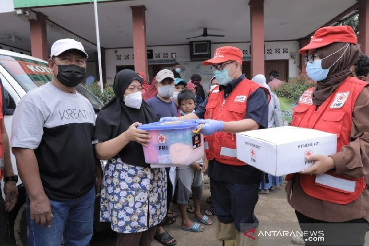 PMI lakukan penyemprotan disinfektan di daerah yang terdampak banjir