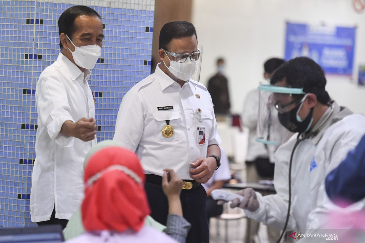 President Jokowi witnesses vaccination for Jakarta's traders