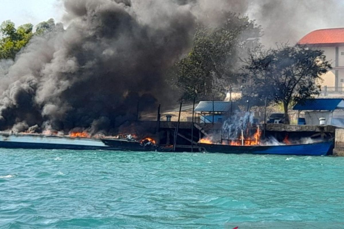 Empat unit kapal terbakar di dermaga Bea Cukai Batam