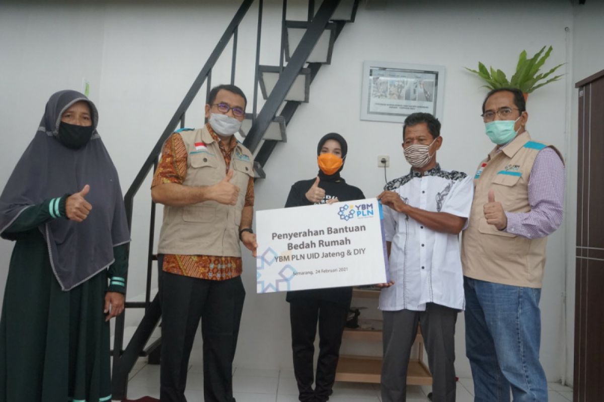 YBM PLN berikan bantuan bedah rumah