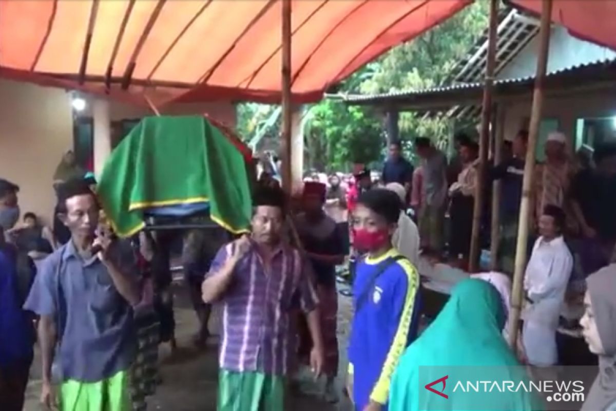 Jenazah tiga santri putri korban longsor di Pamekasan dimakamkan di Jember