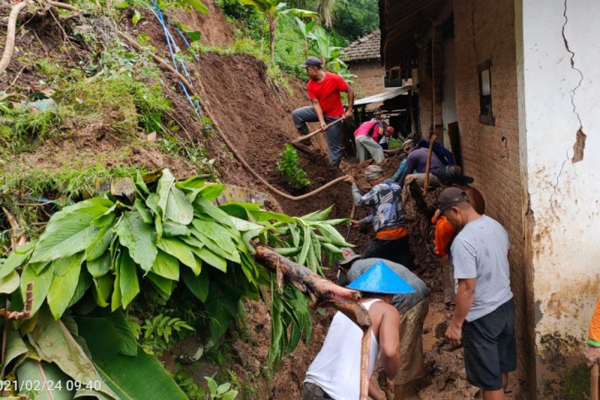 Longsor di Kudus landa sembilan titik, dua rumah rusak