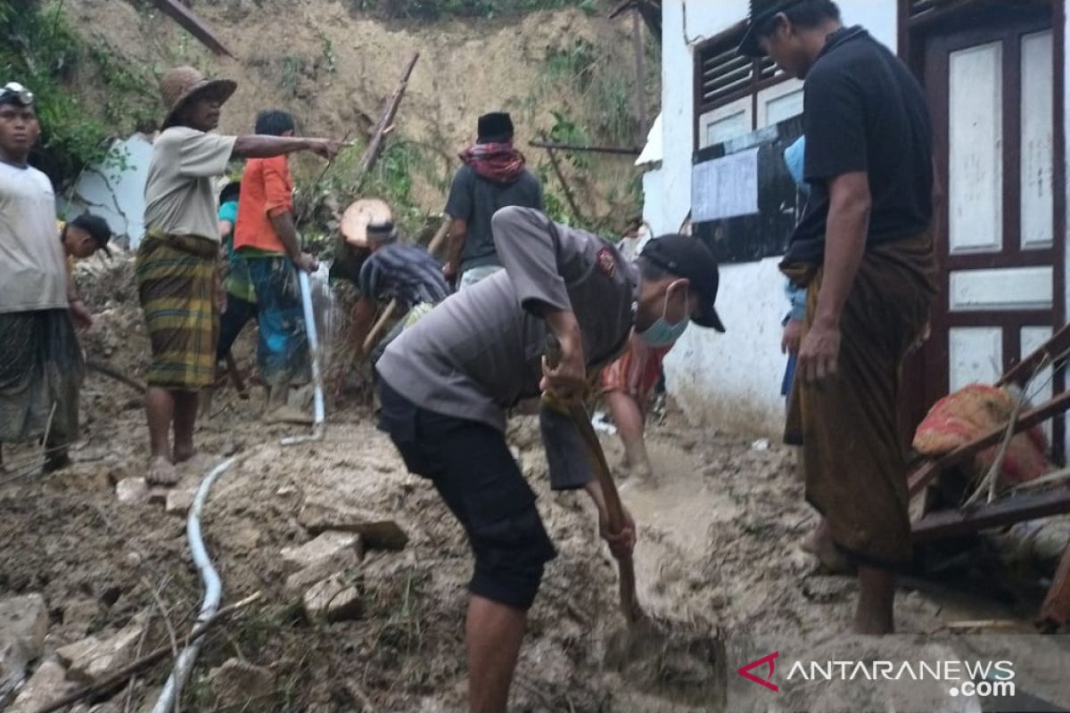 Lima santri meninggal dunia akibat tebing longsor