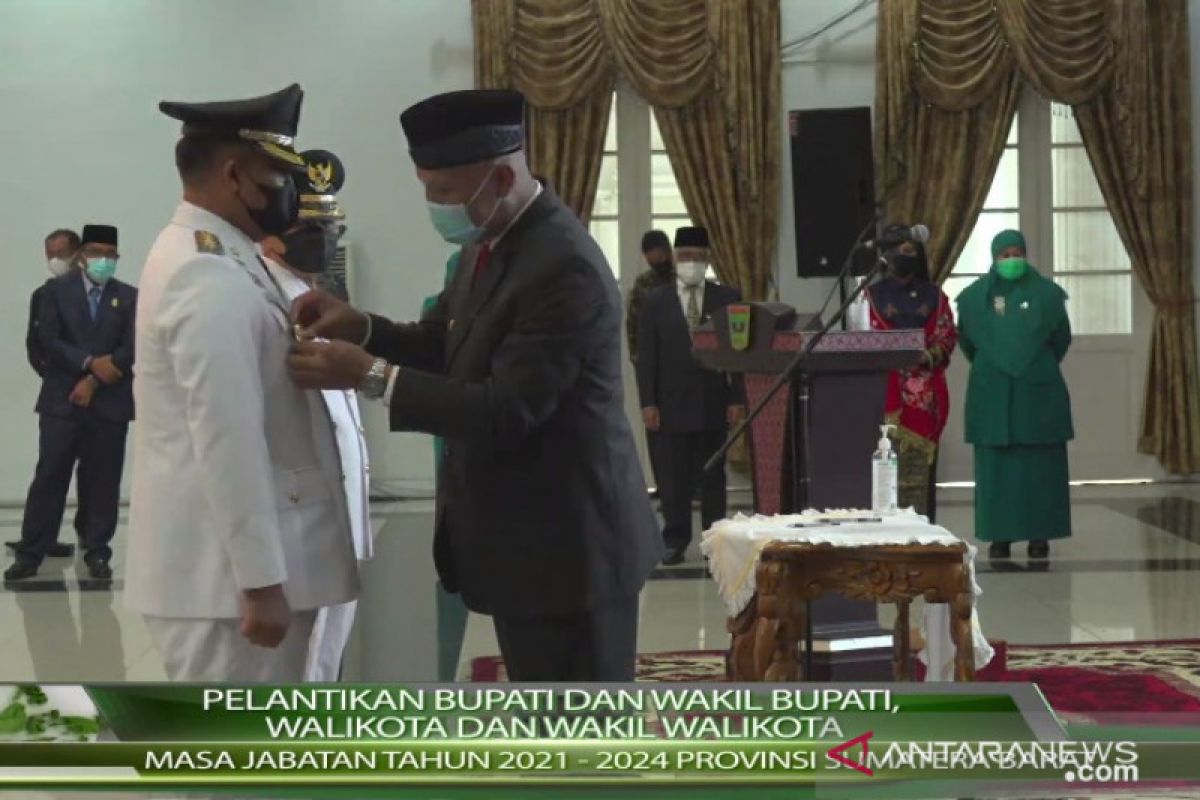 Bupati dan Wabup Dharmasraya Sutan Riska Tuanku Kerajaan, S.E dan Dasril Panin Datuk Labuan dilantik Gubernur Sumbar