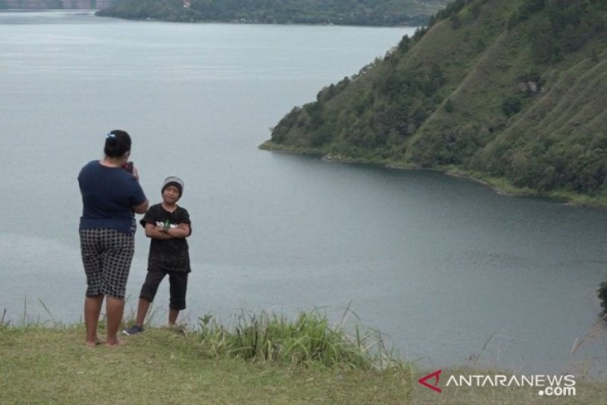 Obyek Wisata Bukit Singgolom sajikan panorama eksotik Danau Toba