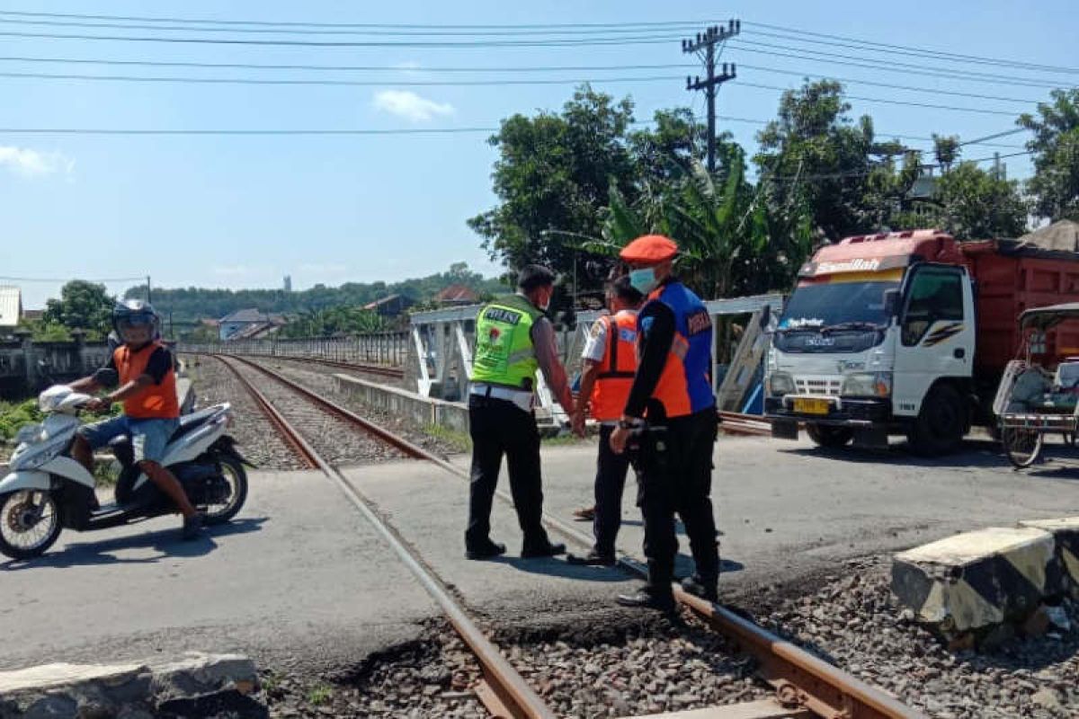 Pesepeda tewas tertabrak KA Joglosemarkerto di perlintasan Kendal