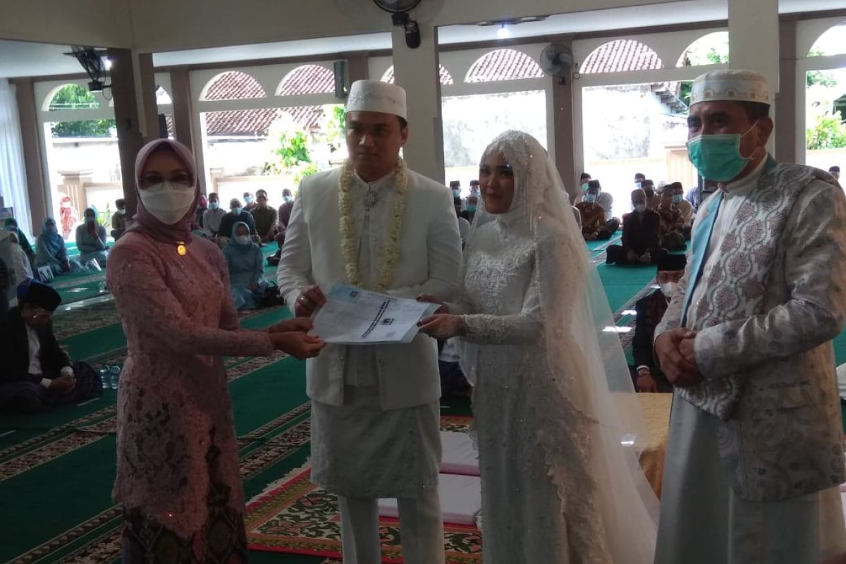 Pengantin di Kota Mataram langsung dapat KTP dan KK baru usai akad nikah