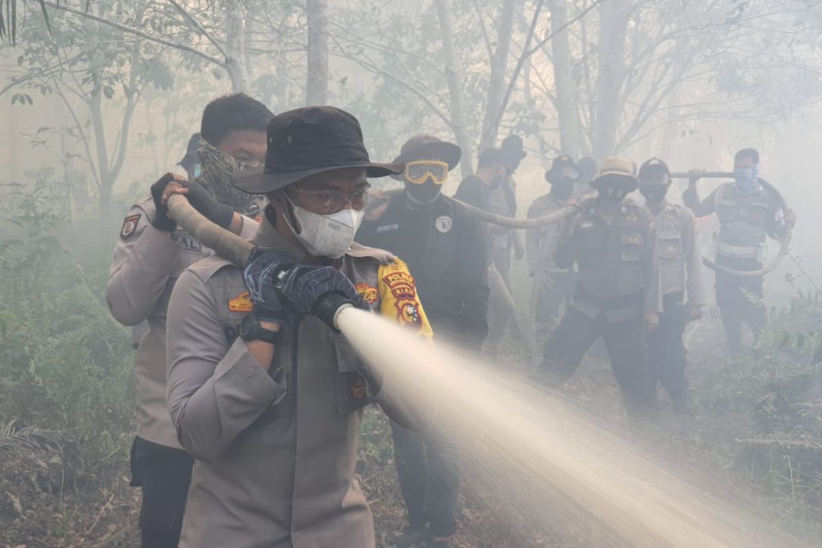 Lima hektare lahan terbakar, petugas berjibaku padamkan api