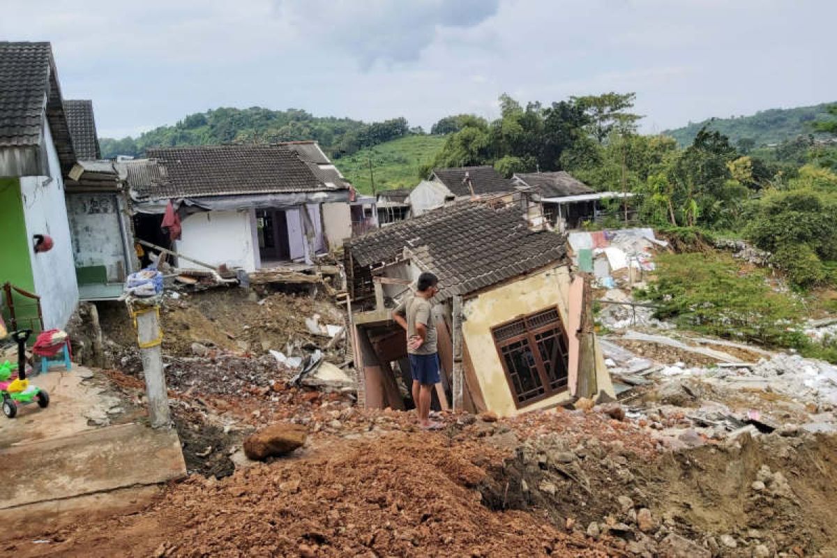 Tanah longsor di Perumahan BMP Gunungpati akibatkan 8 rumah roboh