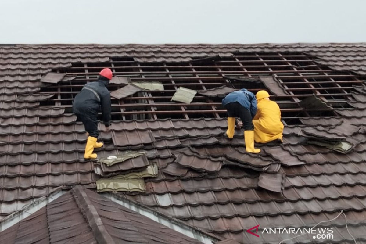 Tidak ada korban saat atap RSUD di Bogor ambruk