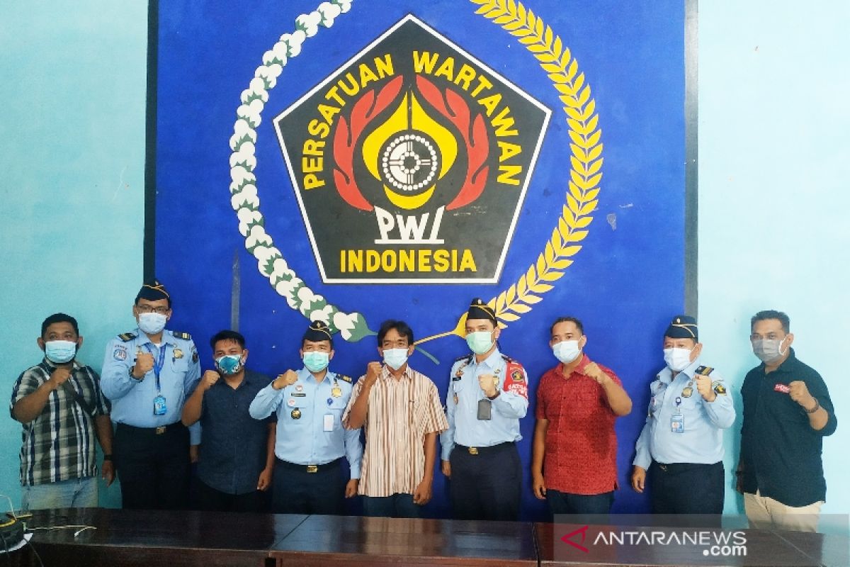 Kantor Imigrasi Sampit serahkan penanganan dua WNA di Kobar ke polisi