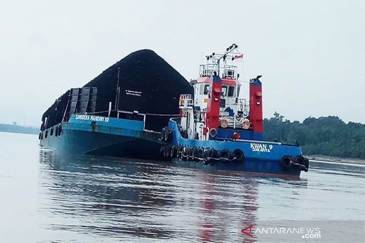 Tongkang  batu bara  kandas akibat  Sungai Barito surut