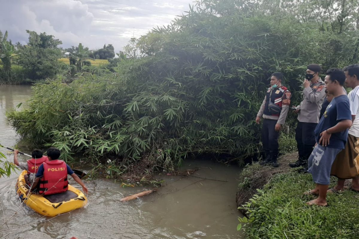 Satu korban yang terseret arus sungai di Sungai Desa Bonder Lombok Tengah masih dicari