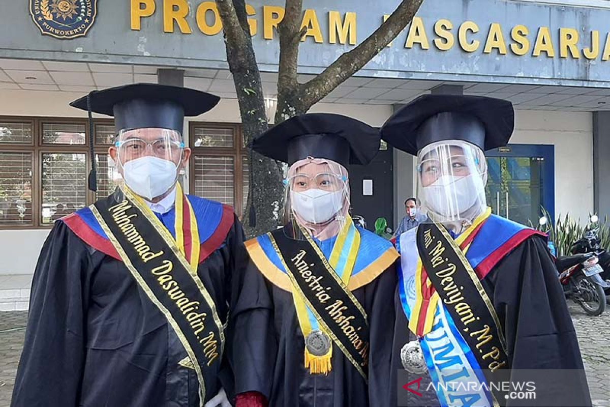 Ibu, bapak, dan anak diwisuda bareng di Universitas Muhammadiyah Purwokerto