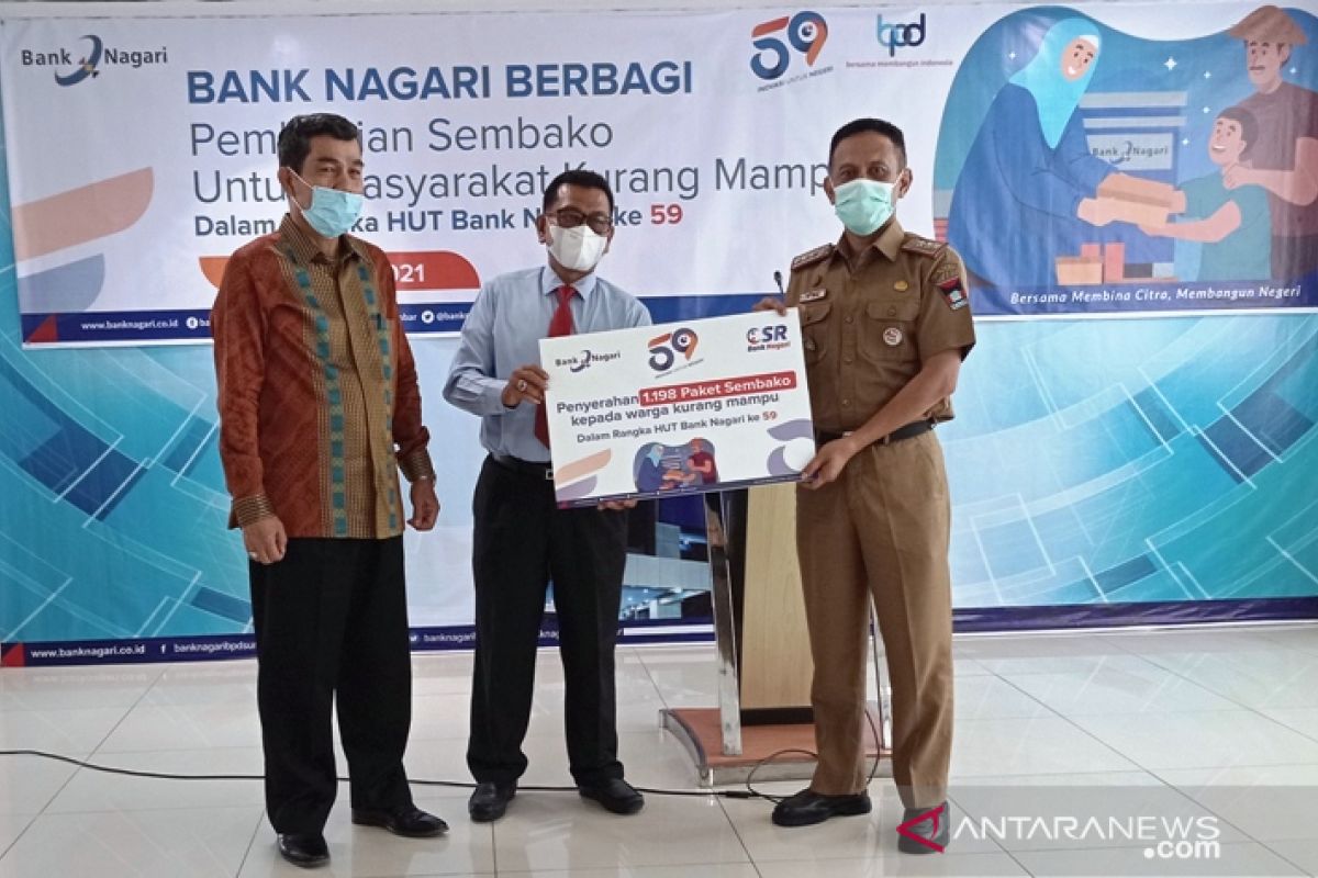 Bank Nagari bagikan 1348 paket sembako kepada warga Padang