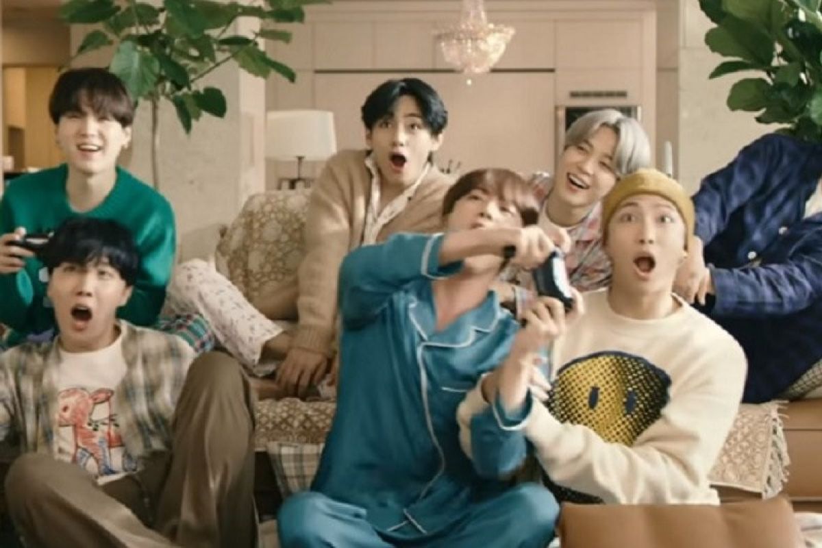 BTS donasikan kostum yang digunakan pada video klip "Life Goes On"