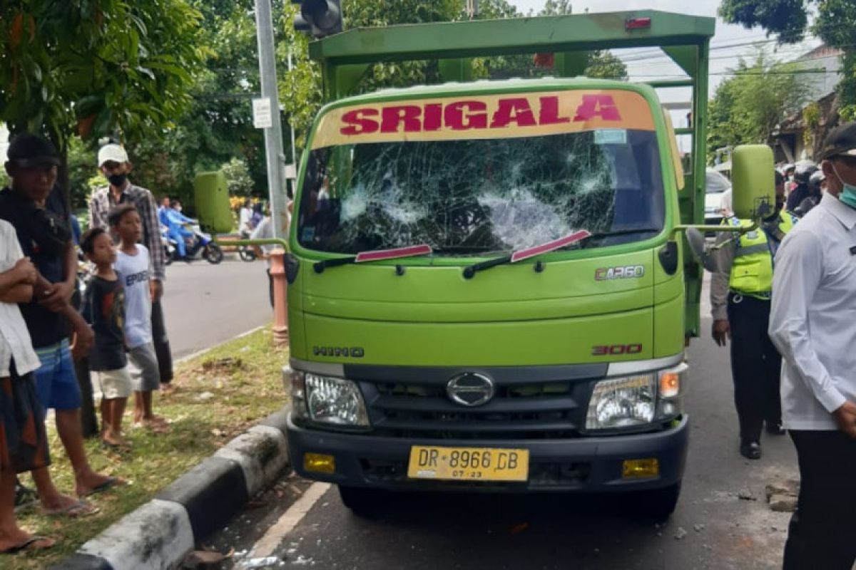 Truk vs sepeda motor di Majeluk Mataram, seorang bocah tewas