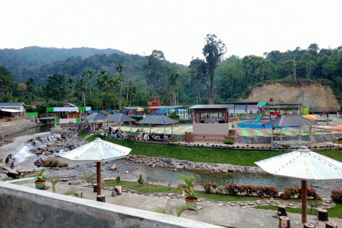 Ambun Water Park Pasaman ramai dikunjungan wisatawan yang manfaatkan libur keagamaan