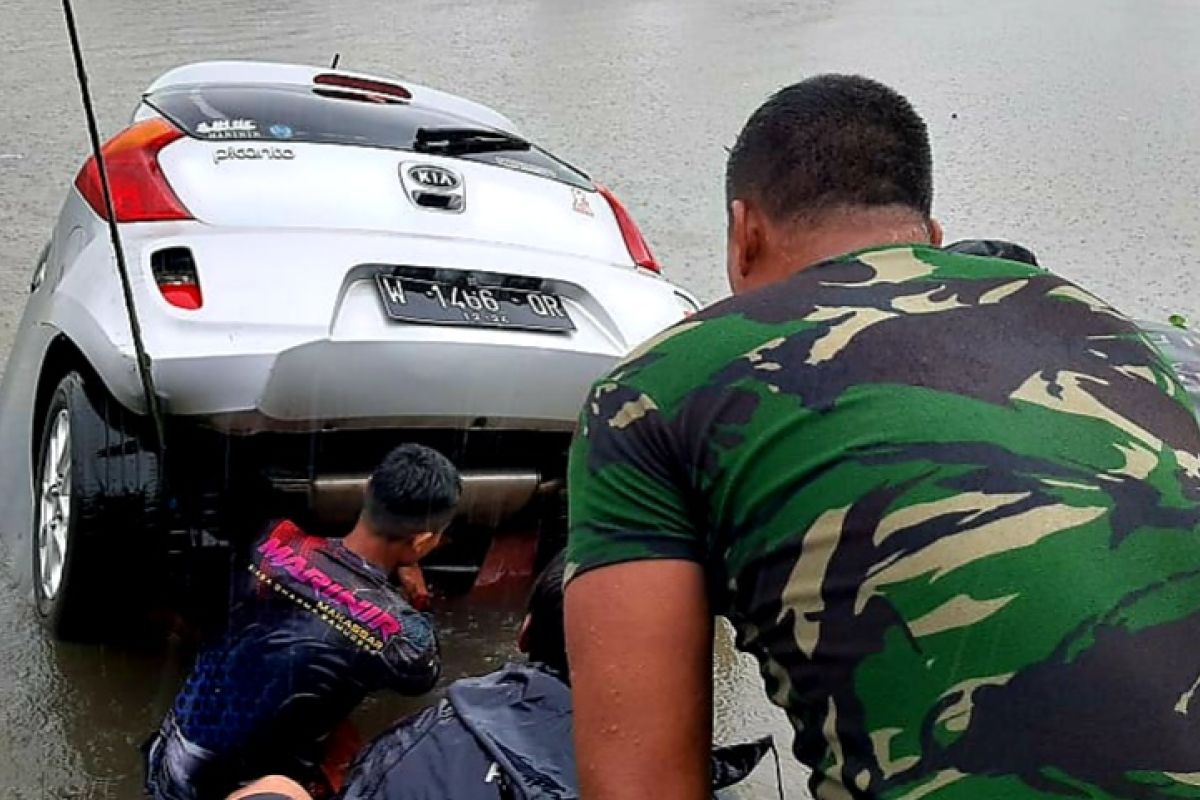 Marinir TNI AL evakuasi mobil tenggelam di kanal