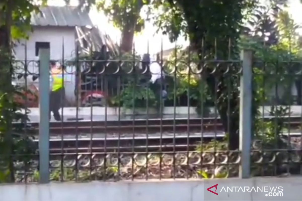 Seorang kakek tewas tersangkut di pagar Stasiun Lenteng Agung, polisi turun tangan