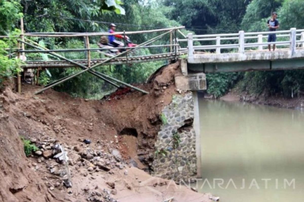 Jembatan di Simpati Pasaman yang putus karena banjir telah diperbaikin darurat dan sudah bisa dilalui