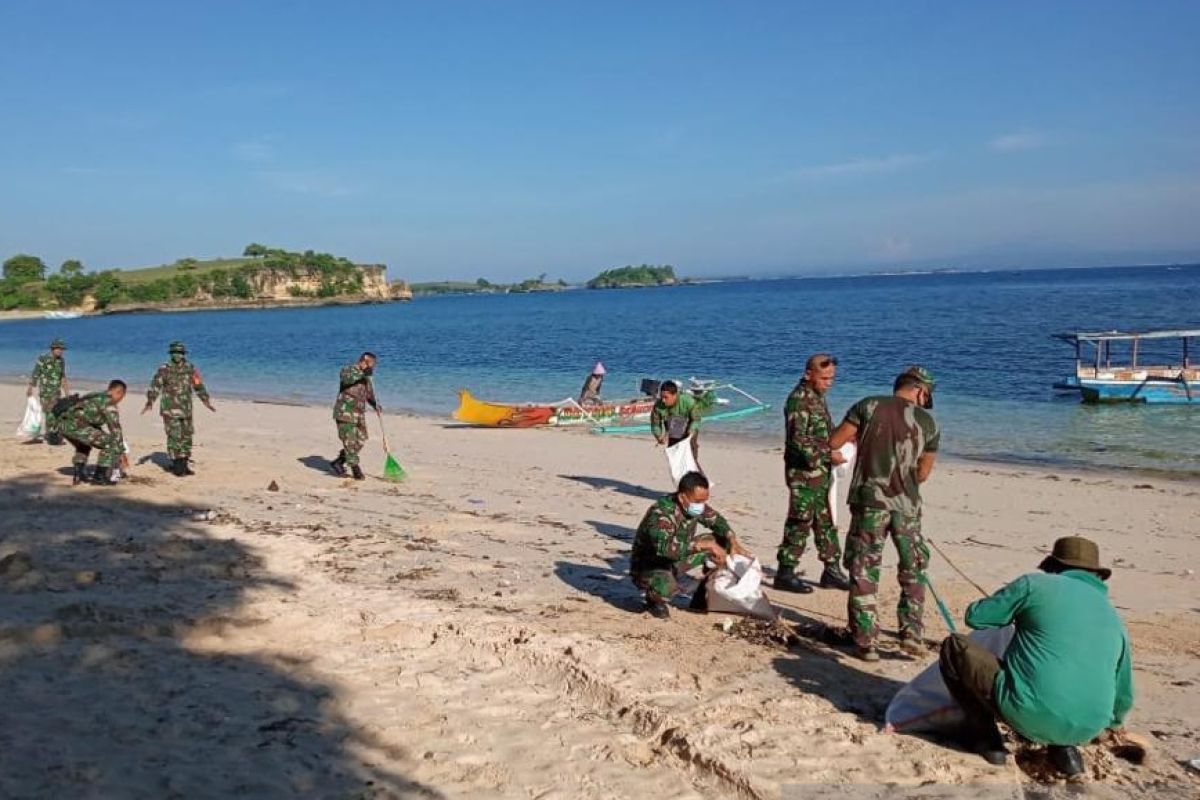 Pesisir Pantai Pink Lombok Timur dibersihkan warga, Dispar dan TNI