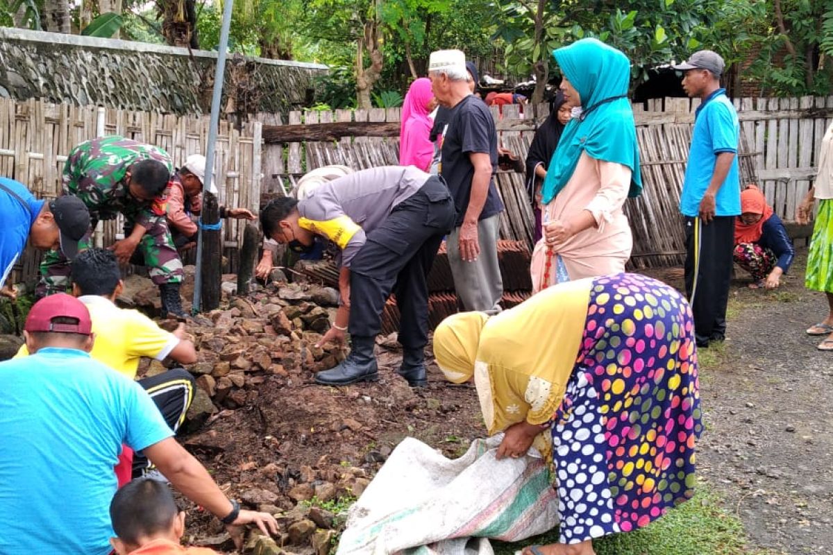 Sukseskan Kampung Sehat 2, Bhabinkamtibmas Desa Moyo Mekar bersama Pemdes dan warga gelar gotong royong