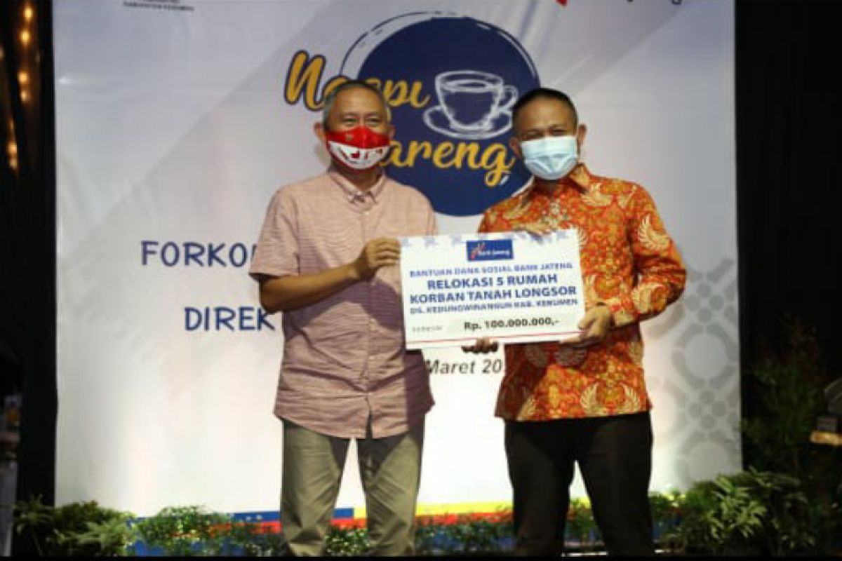 Bank Jateng serahkan CSR Rp100 juta untuk relokasi rumah terdampak bencana alam