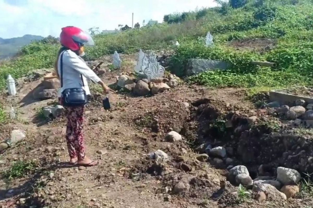 Kemarin, warga bongkar makam pasien COVID-19 hingga 54 calon hakim agung