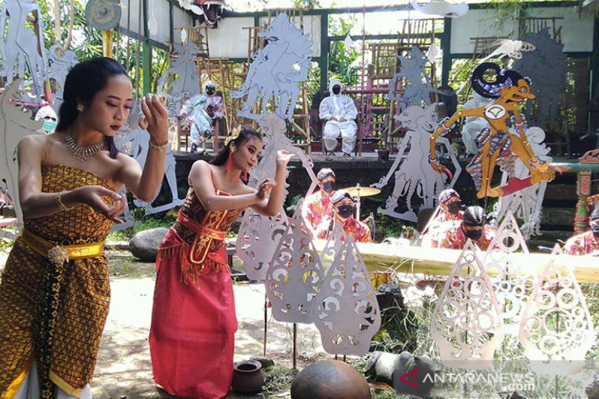 Pentas wayang pelat  Komunitas Lima Gunung sosialisasikan vaksinasi