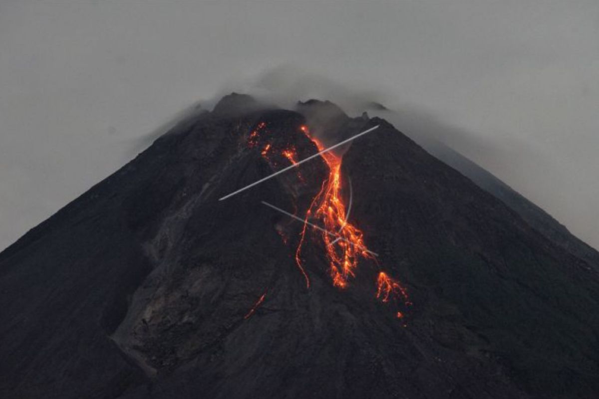 Merapi luncurkan tiga kali guguran lava pijar sejauh 900 meter