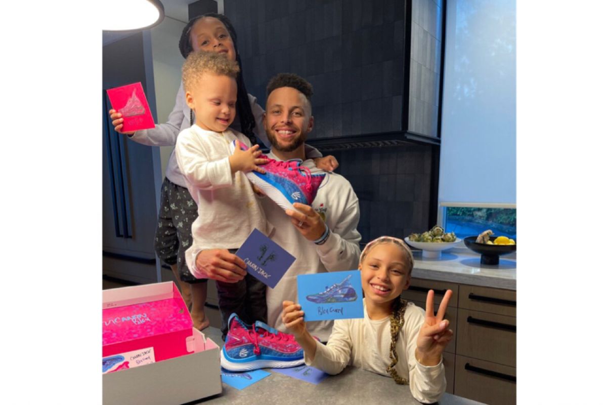 Stephen Curry dapat kado ultah sepatu hasil desain  anak-anaknya