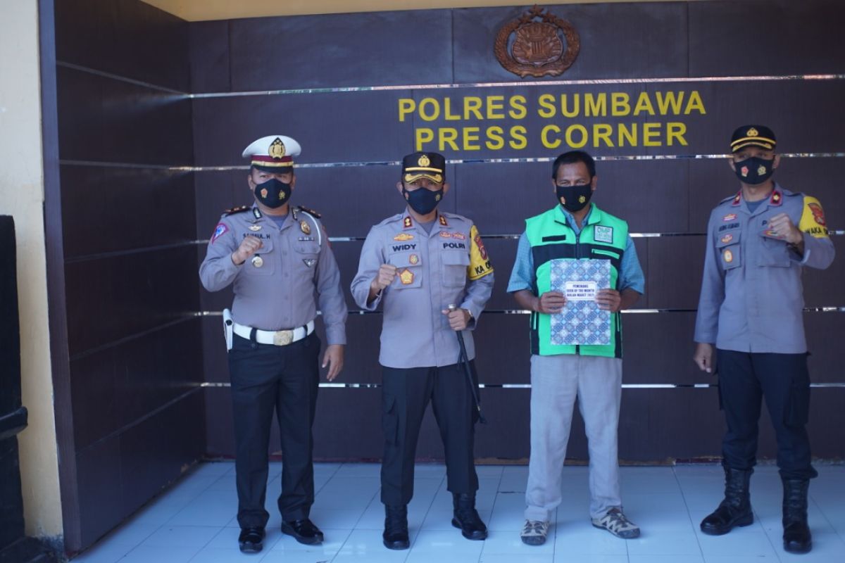 Faizin, tukang ojek di Unter Iwes Sumbawa raih penghargaan "Ojek Of The Month"