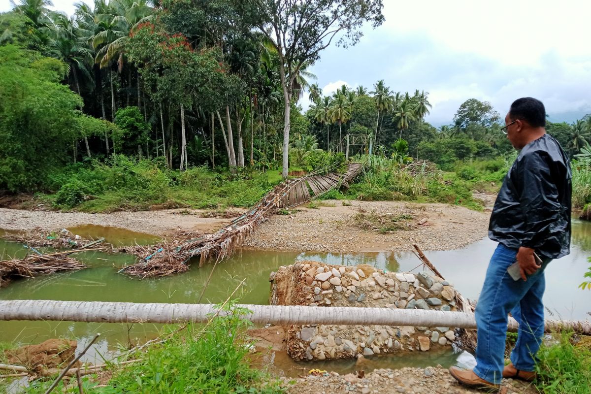 Jembatan di Jorong Tiga Rambah Pasaman putus total akibat diterjang banjir