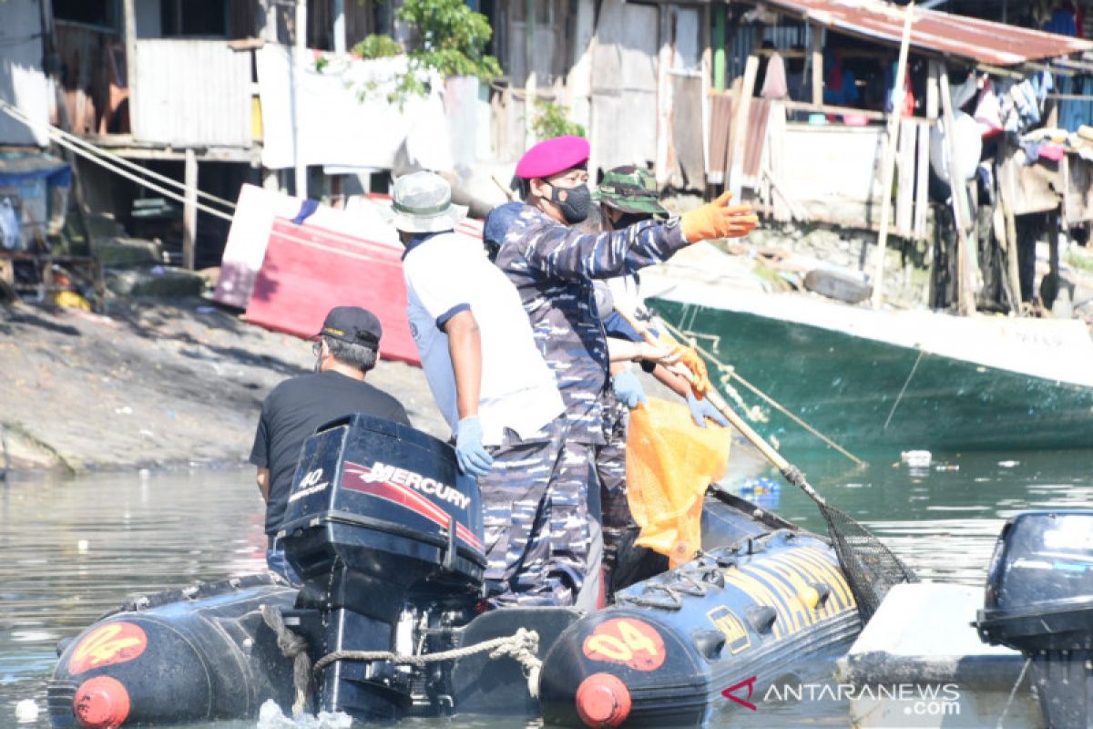 Bersih-bersih DAS Tondano Lantamal VIII