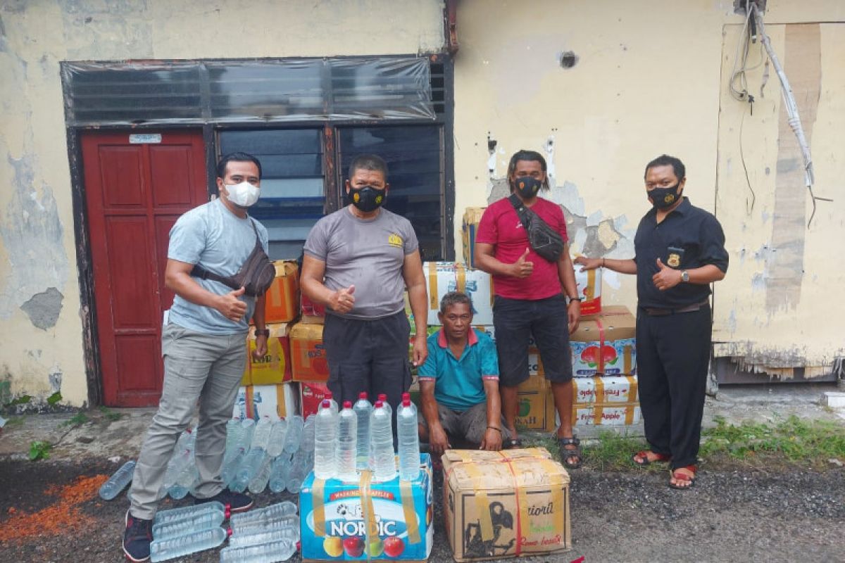 Truk bermuatan pakan ayam terbalik, polisi temukan ratusan botol miras